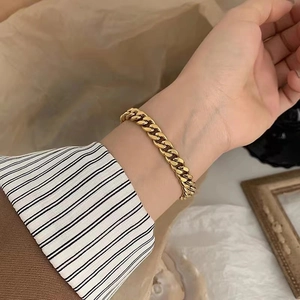 Bracelet gourmette doré en acier inoxydable pour femme avec un style vintage minimaliste