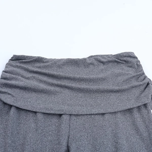 Détail de la texture et des coutures du tissu en maille gris foncé pour ensemble femme