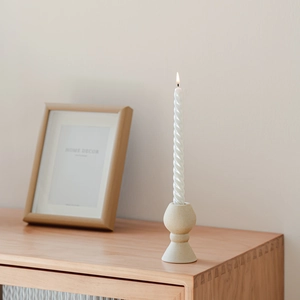 Portacandele nordico in ceramica beige con candela a spirale per decorazione tavola