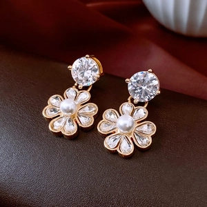 Dettaglio orecchini a fiore placcati oro 18K con zircone scintillante e perla bianca