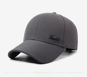 Detalle de gorra de béisbol gris marengo con textura de sarga y parche lateral NLS