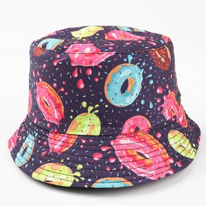 Détail d'un chapeau bob violet avec imprimés de donuts colorés sur un tissu de qualité