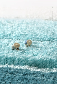 Détail macro du tapis de bain à rayures bleues avec texture à poils hauts et bas