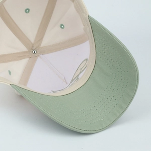 Détail de la casquette de baseball en coton montrant coutures et œillets en métal