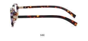 Seitenansicht der schildpattfarbenen Blaulichtfilter Brille mit quadratischem Rahmen für Alltag.