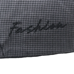 Detailansicht der schwarzen 'Fashion' Stickerei auf einer grau karierten Schirmmütze