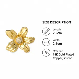 Detalle de pendientes de flor bañados en oro 18k con perla y circonita, 2,2x2,5 cm
