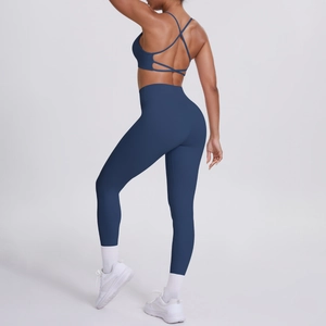 Détail de l'ensemble de yoga bleu foncé avec brassière à bretelles croisées et legging taille haute