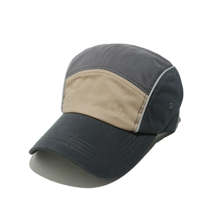 Dettaglio del cappello da campeggio a 5 pannelli con inserti bicolore e bordi riflettenti