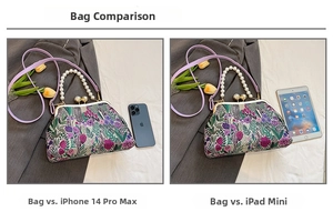 Größenvergleich der floralen Clip-Tasche mit iPhone 14 Pro Max und iPad mini innen