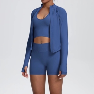Vue détaillée d'un ensemble de yoga 3 pièces bleu foncé avec veste, brassière et short