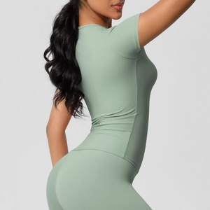Détail d'un t-shirt de yoga ajusté montrant le tissu élastique et les coutures
