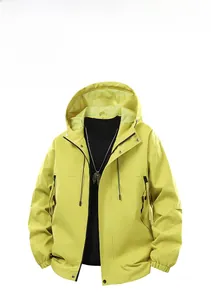 Détail de la veste imperméable jaune citron avec zips noirs et cordon de serrage réglable