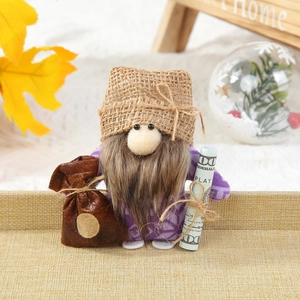 Poupée gnome violette avec chapeau en toile, sac d'argent et décors de rouleaux de dollars