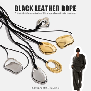 Collier avec pendentif en métal liquide et cordon noir en finition or et argent