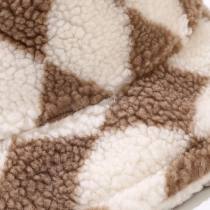 Texture macro du chapeau bob en laine d'agneau avec motif à carreaux et losanges