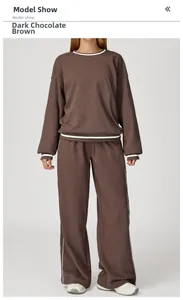 Détail du survêtement marron chocolat avec des lignes contrastées blanches élégantes