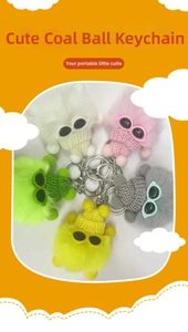 Détail de porte-clés en peluche colorés avec petits bonnets tricotés et lunettes de soleil