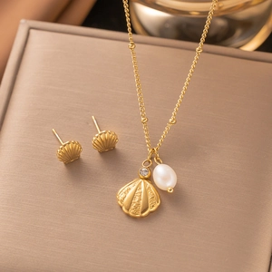 Set di Gioielli in Acciaio Inossidabile con Perla Artificial e Conchiglia Stile Francese Oro Collana Orecchini Bracciale Set Donna