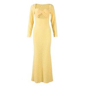 Vue détaillée d'une robe jaune en dentelle avec décolleté en V et nœud torsadé ajouré