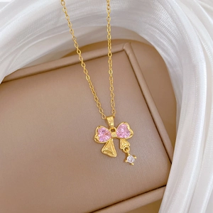 Dettaglio del pendente a fiocco in zircone rosa su collana in acciaio titanio dorato