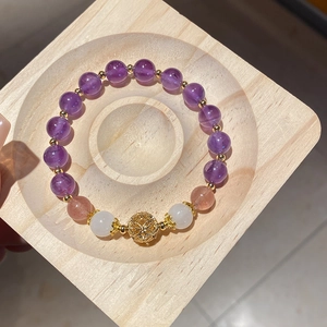 Bracciale di perle con ametista viola, quarzo fragola e ciondolo floreale dorato