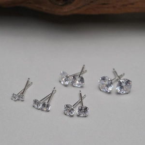 Cinq paires de boucles d'oreilles en zircon de différentes tailles, de petite à grande