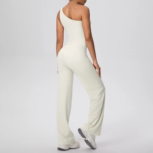 Détail de l'ensemble de yoga côtelé blanc cassé avec haut asymétrique et pantalon large