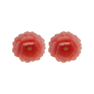Boucles d'oreilles fleurs en résine rose corail avec centre doré sur fond blanc