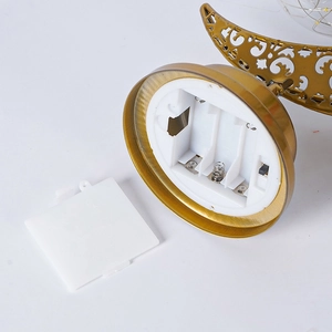 Détail de la base de lampe en métal doré avec compartiment blanc pour 3 piles AA