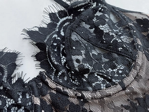 Gros plan sur la texture de la dentelle cil noire et du mesh délicat du bonnet de soutien-gorge