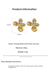Vue détaillée des boucles d'oreilles fleurs dorées mate avec dimensions de 0,9 cm