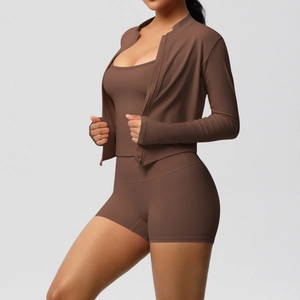 3-teiliges braunes Yoga-Set mit Reißverschlussjacke, Camisole und Sportshorts mit hoher Taille