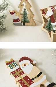 Détail de l'ornement de Noël en bois peint avec paillettes sur support blanc doux