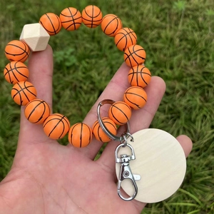 Nordischer Basketball-Perlenarmband-Schlüsselanhänger mit Holzanhänger auf Gras