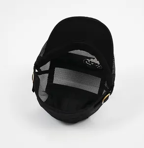 Vista interna del berretto da baseball in mesh nero con struttura traspirante e fibbia dorata