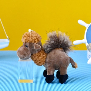 Dettaglio macro della consistenza di un ciondolo di peluche a cammello marrone con pelo soffice