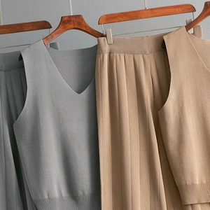 Detailed knit texture of V-neck sleeveless top and high-waist wide-leg pants set