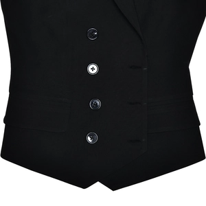 Détail du gilet noir à col en V avec quatre boutons et poches avant classiques