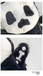 Primer plano del bolso de peluche negro con detalles de bordado de huesos blancos