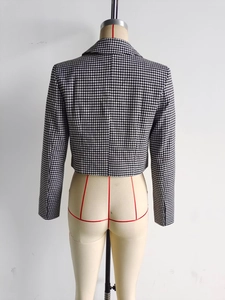 Détail du dos de la veste pied-de-poule montrant la coupe ajustée et le motif