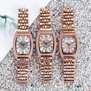 Trois montres luxe femme or rose forme tonneau avec cristaux sur fond argenté scintillant