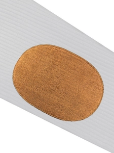 Détail d'un écusson ovale marron sur un sweat-shirt en maille jacquard gris clair