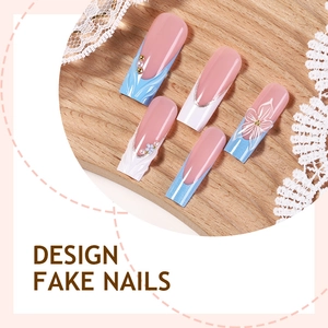 Faux ongles français avec motifs floraux 3D et perles en dégradé de bleu
