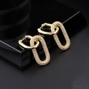 Eleganti orecchini minimalisti placcati oro 18 carati con micro-pave di zirconi cubici