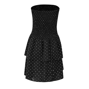 Detail des gesmokten Oberteils und Rüschensaums am Polka-Dot-Bandeaukleid