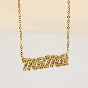 Detailaufnahme der goldenen Mama-Halskette mit glänzenden Diamant-Akzenten