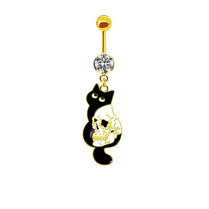 Détail d'un piercing de nombril doré avec pendentif chat noir, crâne et oxyde de zirconium