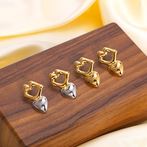 Boucles d'oreilles cœur en acier inoxydable plaqué or 18k en or et argent sur satin