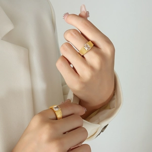 Vintage 18K gold plated titanium ring with zircon stone and vertical ribbed texture